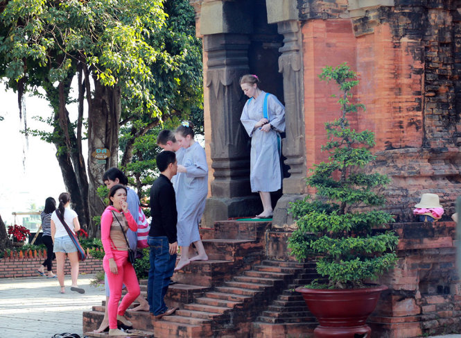 Du[-]khách[-]"mát[-]mẻ"[-]thăm[-]tháp[-]bà[-]Ponagar[-]được[-]mượn[-]áo[-]dài